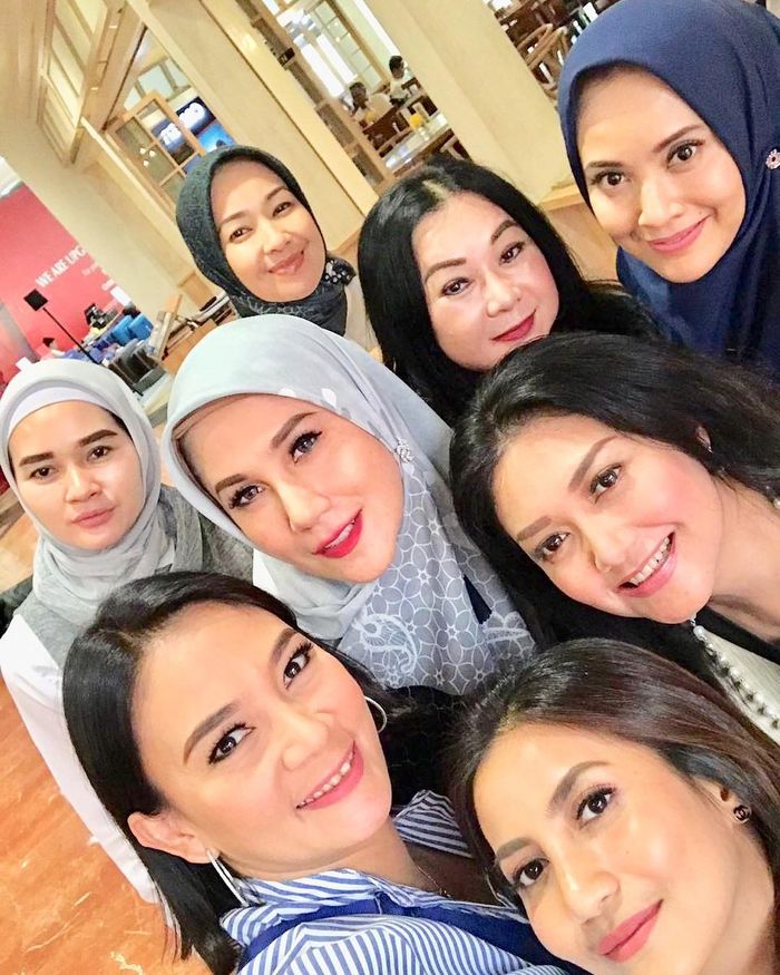 Dari Dian Nitami hingga Bella Saphira, Deretan Artis 90-an Tampil Glamor Saat Arisan Bareng