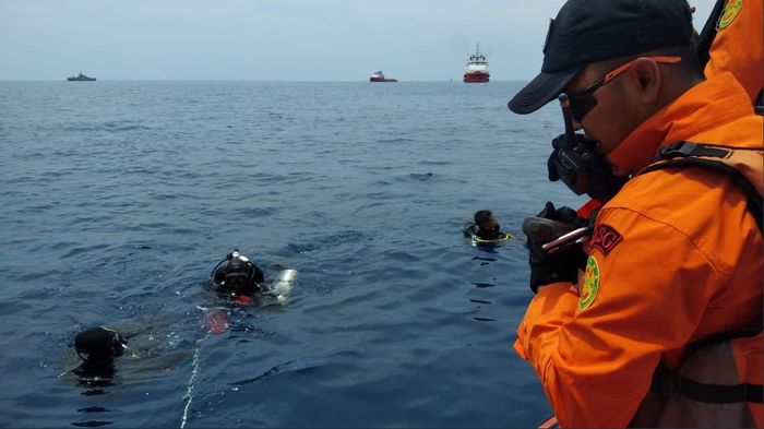 Basarnas sedang melakukan penyelaman di sekitar lokasi jatuhnya pesawat Lion Air JT 610