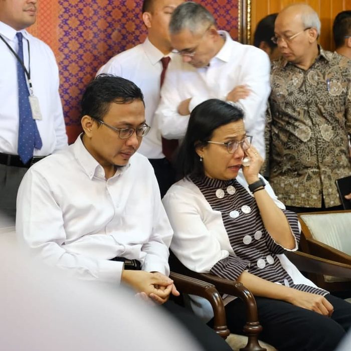 Sri Mulyani terlihat menangis saat dampingi keluarga pegawai Kemenkeu yang jadi korban jatuhnya pesawat Lion Air JT 610