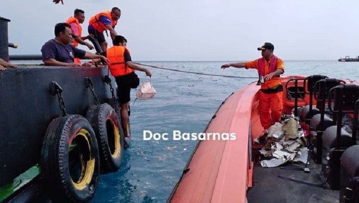 Basarnas temukan serpihan yang diduga merupakan puing-puing pesawat Lion Air JT-610