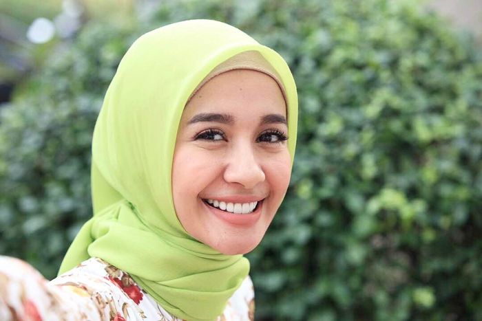Tampil cantik natural ala Laudya Cynthia Bella dengan pensil alis