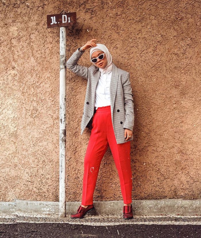 Style Hijab Kekinian Instagram dengan Blazer Motif Plaid