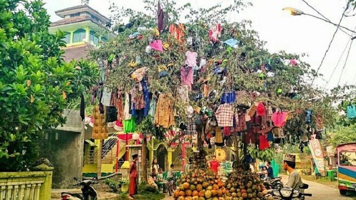 Tradisi Keresan di Mojokerto untuk peringati Maulid Nabi 2018. Sejumlah hasil bumi digantung di poho