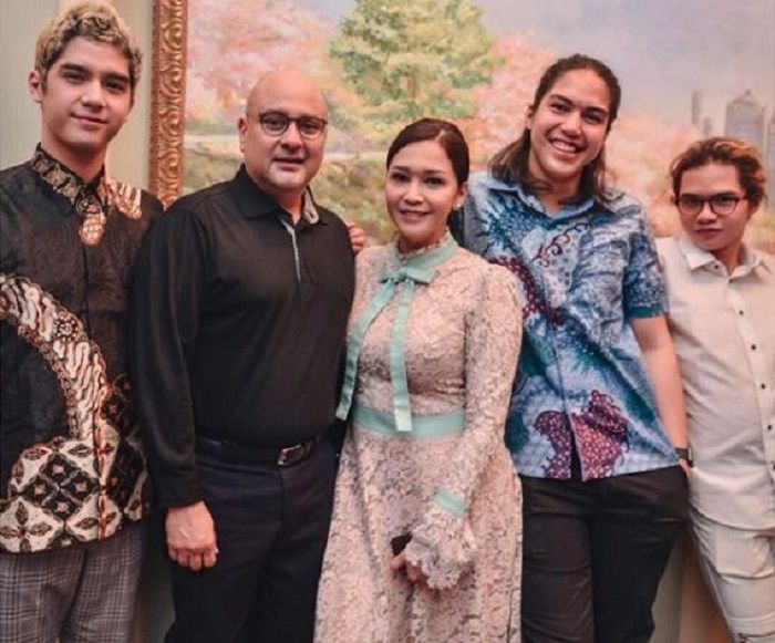 Maia Estianty bagikan potret kebersamaannya dengan Irwan Mussry, Al, El, dan Dul