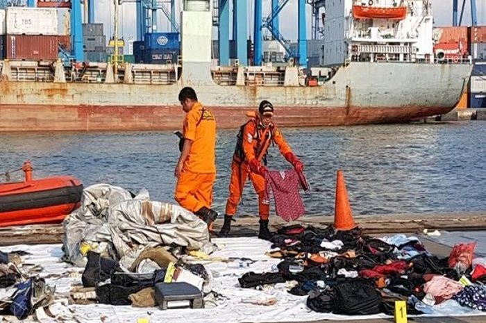Seragam pramugari Lion Air JT 610 juga ditemukan.