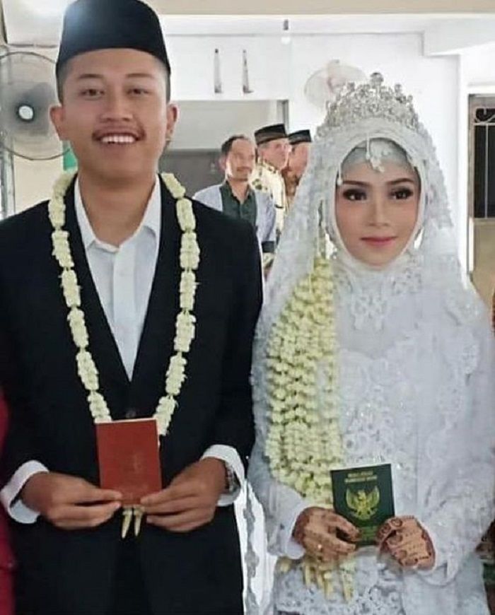 Foto pernihakan mereka