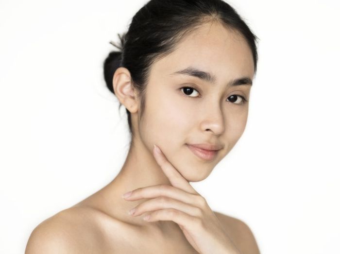 Cara Makeup yang Salah: Nggak dibaurkan sampai ke leher