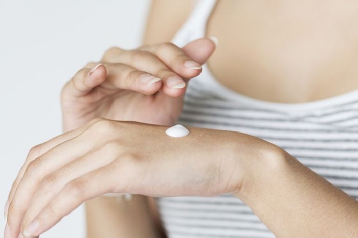 Cara Makeup yang Salah: Nggak menunggu moisturizer atau primer kering