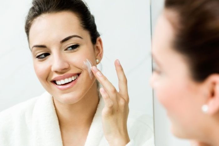 Cara Makeup yang Salah: Skip menggunakan primer