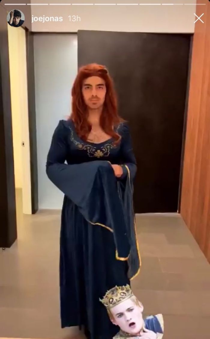 Halloween Begini Penampilan Joe Jonas Saat Kenakan Gaun Padahal Biasa
