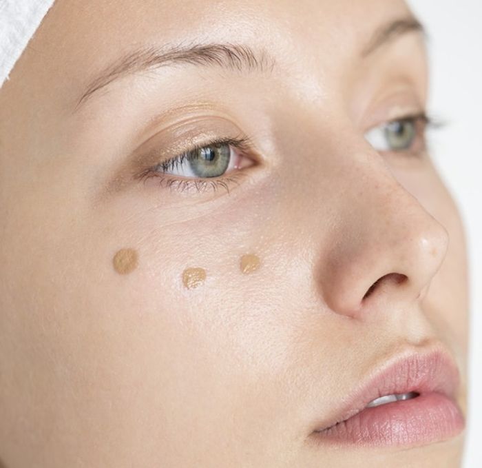 Cara Makeup yang Salah: Menggunakan concealer sebelum foundation