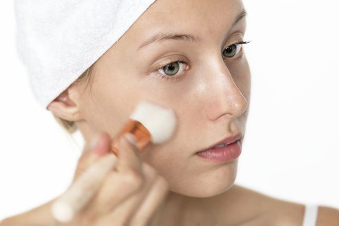 Cara Makeup yang Salah: Memakai foundation terlalu banyak