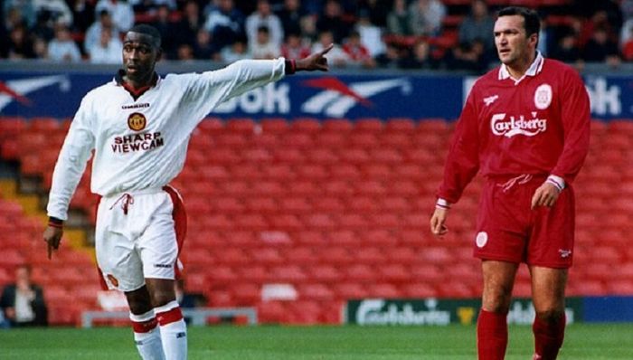 Penyerang Manchester United, Andy Cole (kiri) dan bek Liverpool, Neil Ruddock pada pertandingan tahun 1996.
