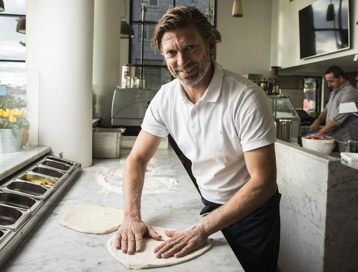 Mantan bintang Manchester United, Jesper Blomqvist, saat memasak pizza.
