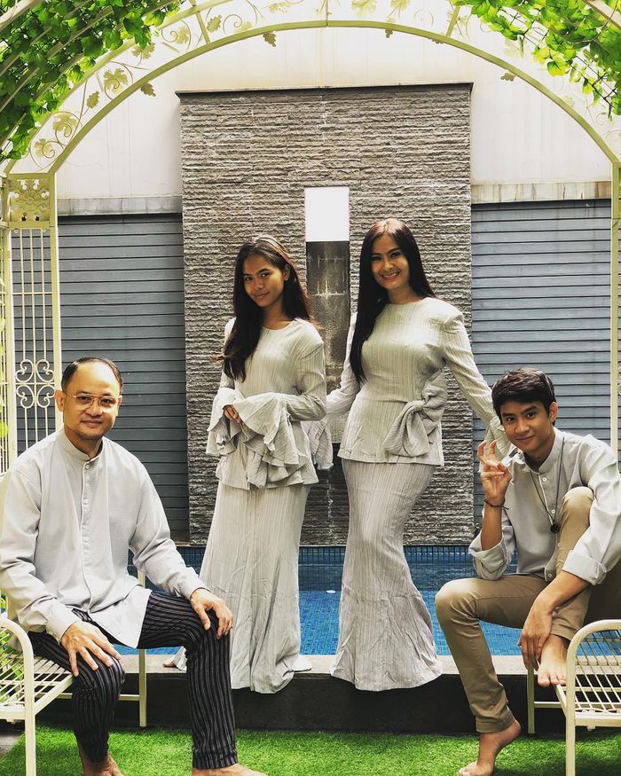 Kolam renang di rumah mewah Iis Dahlia