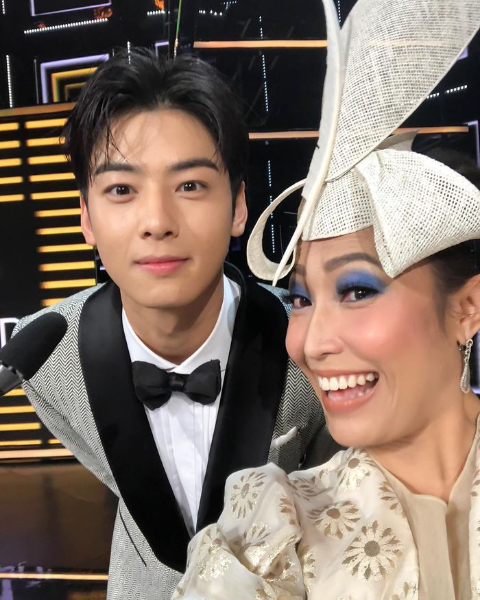 Ayu Dewi Pamer Kedekatan dengan Cha Eun Woo Astro di Indonesian Television Awards 2018