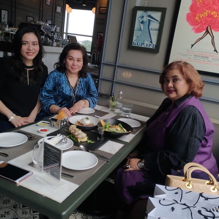 Tri Hanurita dan geng sosialitanya