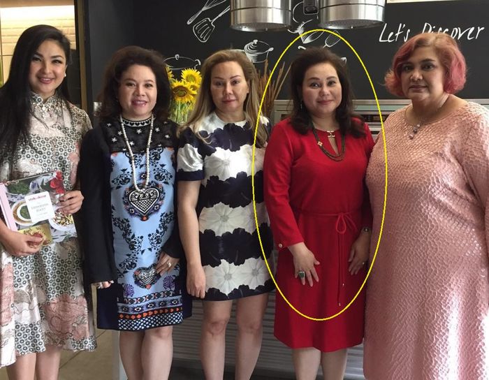 Tri Hanurita dan teman sosialitanya.