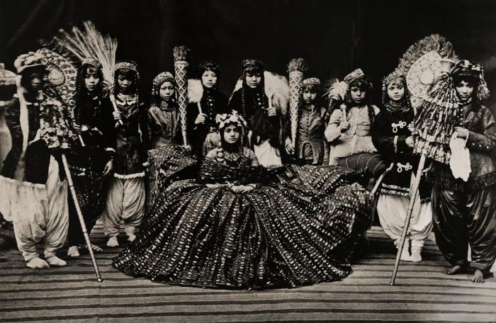 Beberapa dayang mengelilingi Ratu Nepal, foto diambil sekitar tahun 1910-an.
