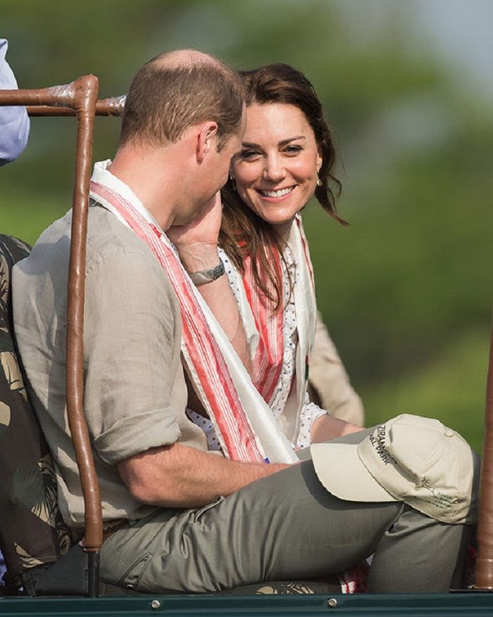 Kate dan Pangeran William terlihat memandang satu sama lain
