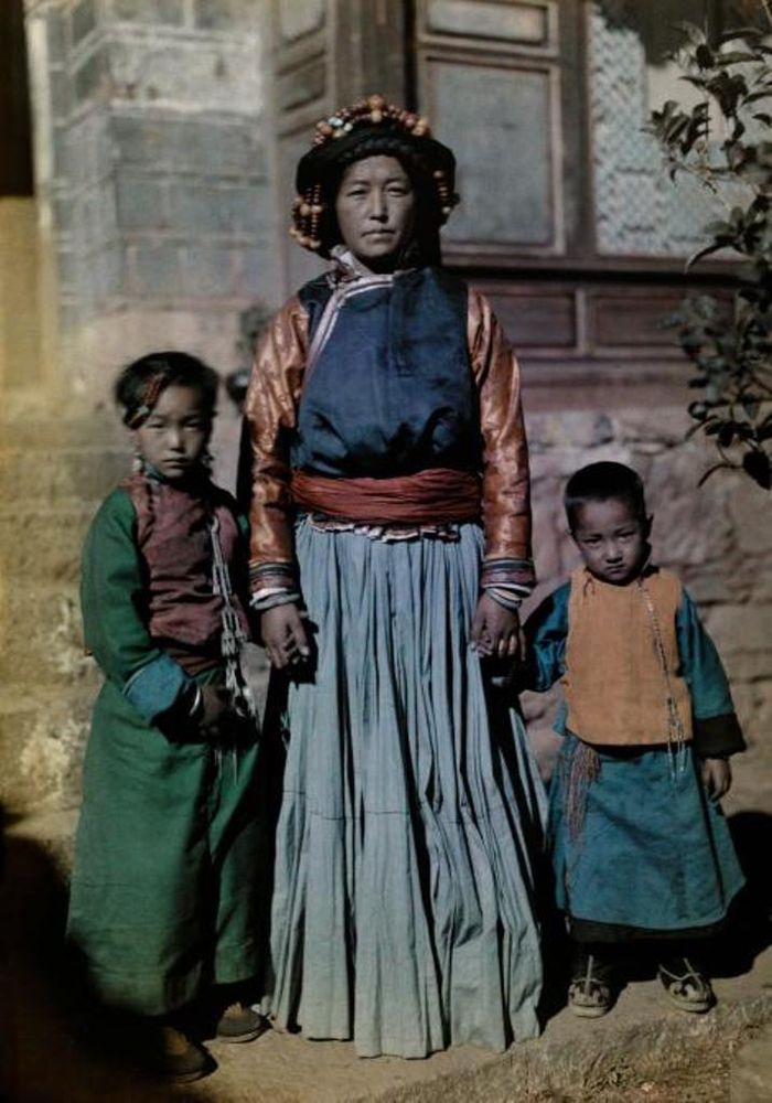 Ratu Nyorophu, sebuah pulau di tengah Danau Lugu, Tiongkok. Foto diambil pada 1931.