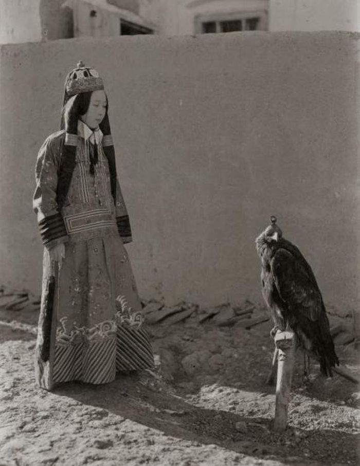 Putri Tiongkok, Nirgidma, menatap elangnya pada 1932.
