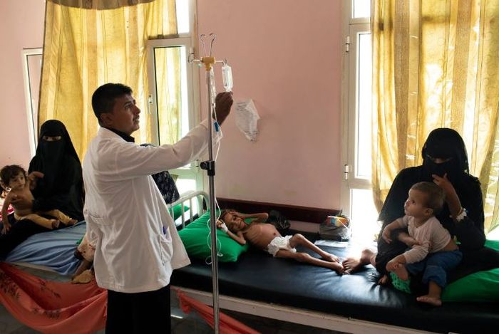 Dokter memeriksa pasien yang dilanda kelaparan di Yaman. 