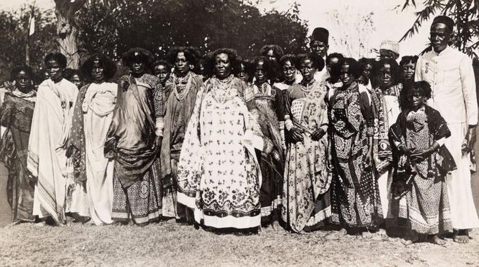 Ratu Binao dari Madagascar berdiri di depan pengikutnya pada 1913.