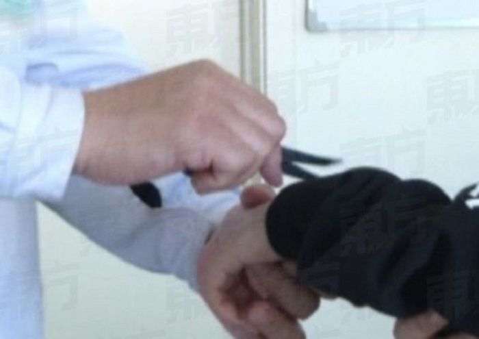 Zhang diperiksa dokter (GT)
