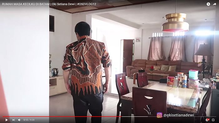 Rumah masa kecil Ria Ricis dan Oki Setiana Dewi (Tangkap Layar YouTube Oki Setiana Dewi Channel)