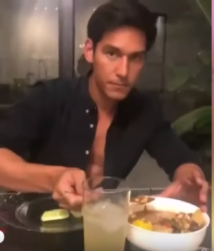 Richard Kyle membuka kancing kemejanya ketika makan malam di rumah Jessica Iskandar