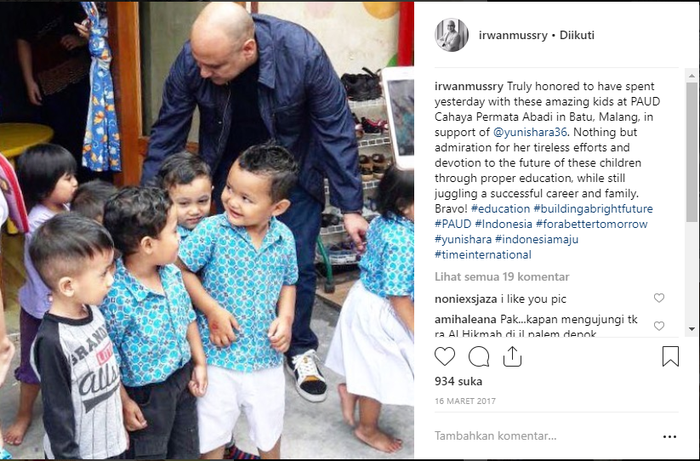 Irwan Mussry bersama murid PAUD YUni Shara
