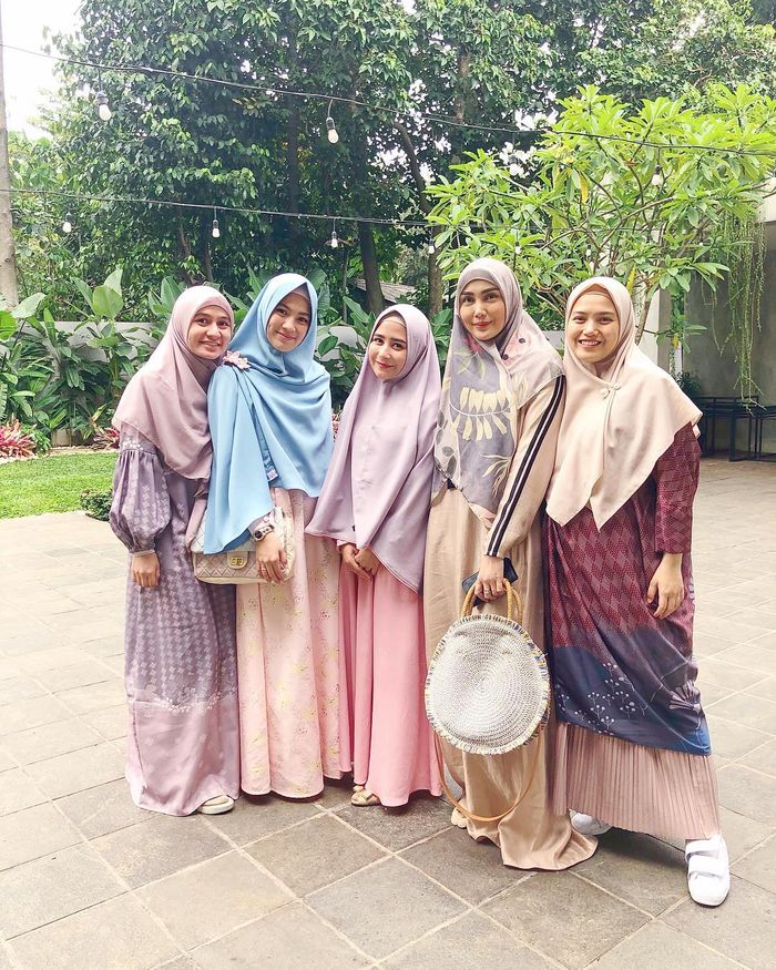 Prilly Latucona dengan balutan hijab syar'i