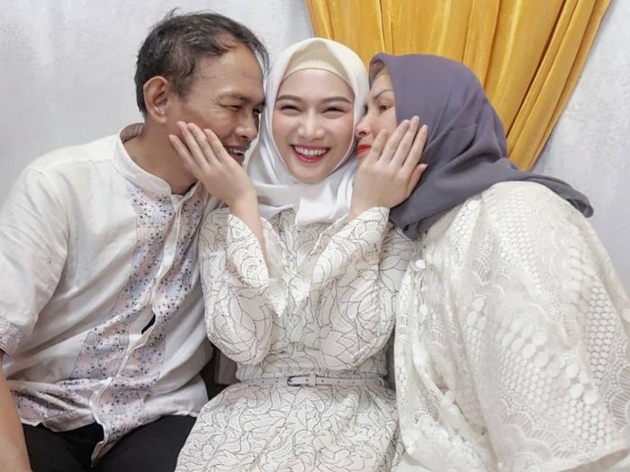 Melody dan kedua orangtuanya