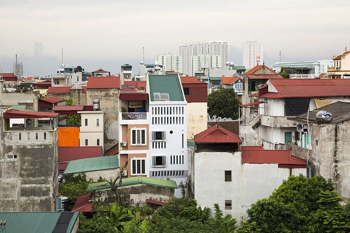 Rumah bergaya futuristik ini berbentuk tabung tradisional dengan struktur tinggi