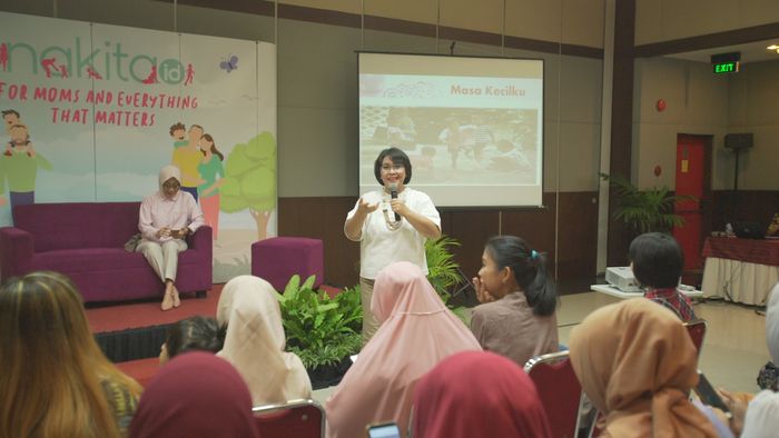 Psikolog Anak Erfianne S. Cicilia, S. Psi dalam acara coaching clinic hypnotalk #LovingNotLabelling pada Sabtu, 3 November 2018