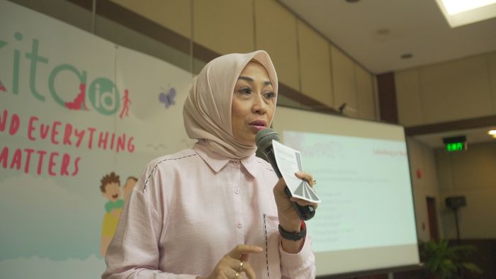 Coach Leader Hypnosis, Nunny Hersianna dalam acara coaching clinic Hypnotalk #LovingNotLabelling pada Sabtu, 3 November 2018