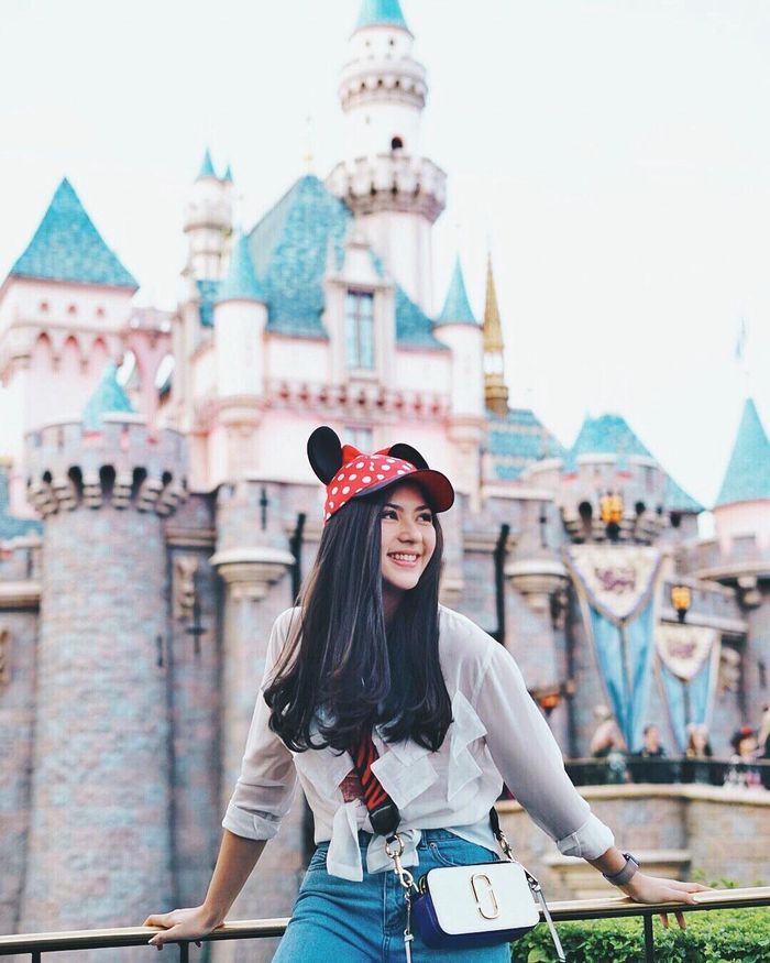 Jessica Mila tampil cute degan menggunakan topi baeball cap Mickey Mouse saat berlibur ke luar Negeri