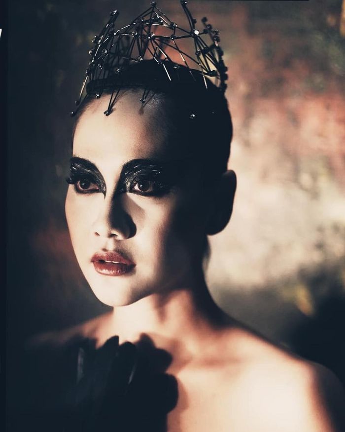Bunga Citra Lestari memakai riasan untuk pesta halloween.
