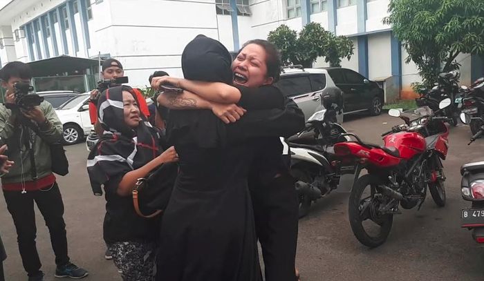 Kerabat Pretty Asmara yang tiba di RS Pengayoman sekitar pukul 10.40 WIB, wajah memerah dan menangis histeris.