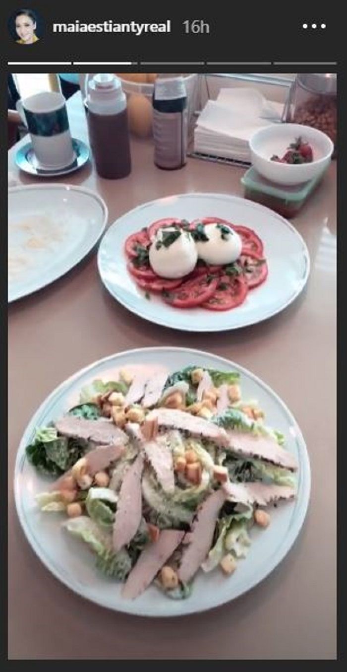 salad yang siap disantap Maia Estianty dan keluarga