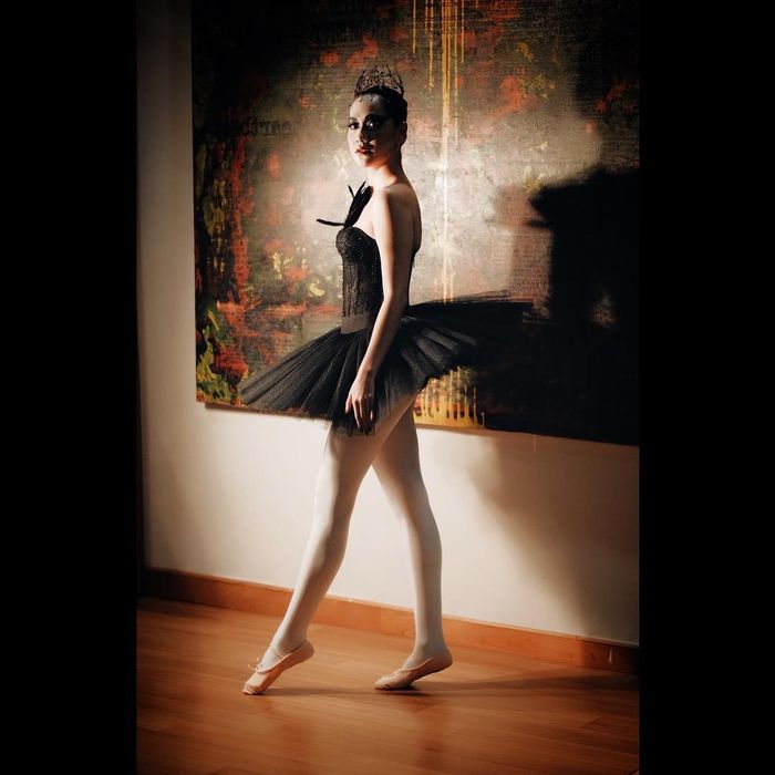 Bunga Citra Lestari kenakan kostum Black Swan saat pesta halloween.