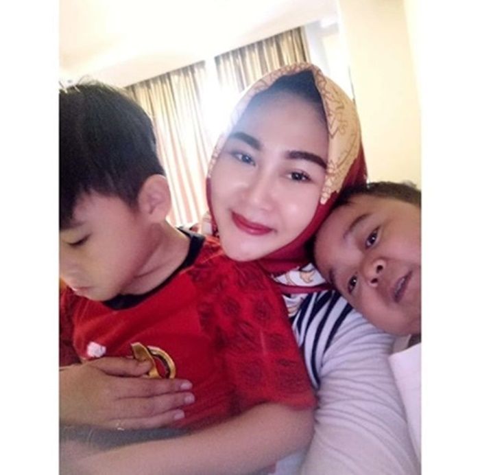 Daus Mini foto bersama dengan calon istri dan anak semata wayangnya