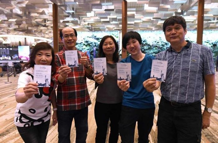 Banyak orang senang dengan layanan penerbangan.
