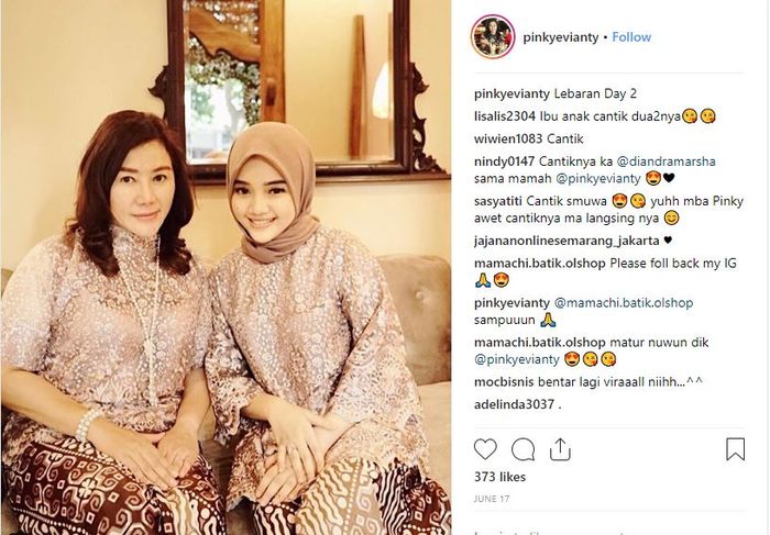 Pinky Evianty, kakak kandung <a href='https://manado.tribunnews.com/tag/maia-estianty' title='Maia Estianty'>Maia Estianty</a> berpose dengan putrinya