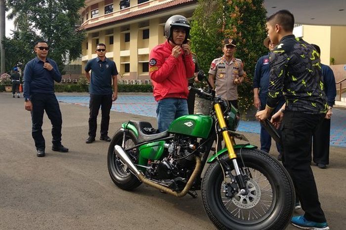 Presiden Jokowi bersiap memulai perjalanan naik motor customnya