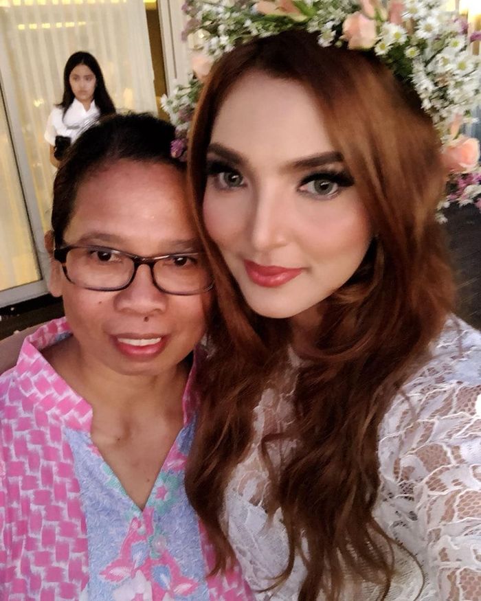 7 Potret Keakraban Asisten Rumah Tangga Ashanty, Suwarsih dengan Sang Penyanyi, Seperti Keluarga Sendiri!