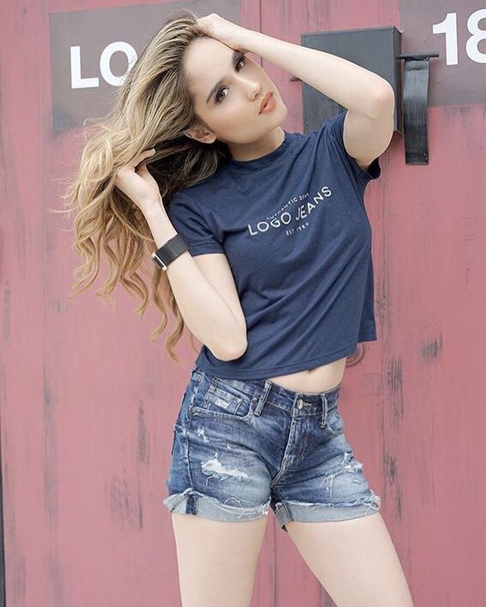 Style Cinta Laura kenakan short pants