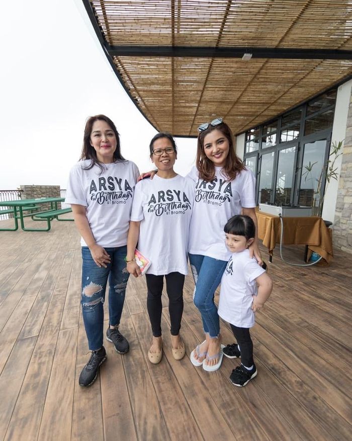 7 Potret Keakraban Asisten Rumah Tangga Ashanty, Suwarsih dengan Sang Penyanyi, Seperti Keluarga Sendiri!