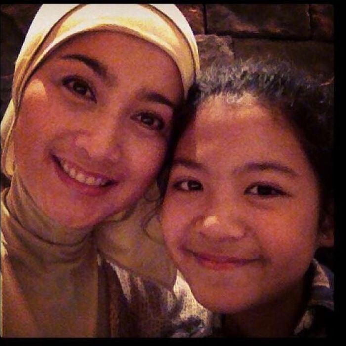 5 Potret Cantik Putri Desy Ratnasari yang Disebut Dekat dengan Irwan Mussry c